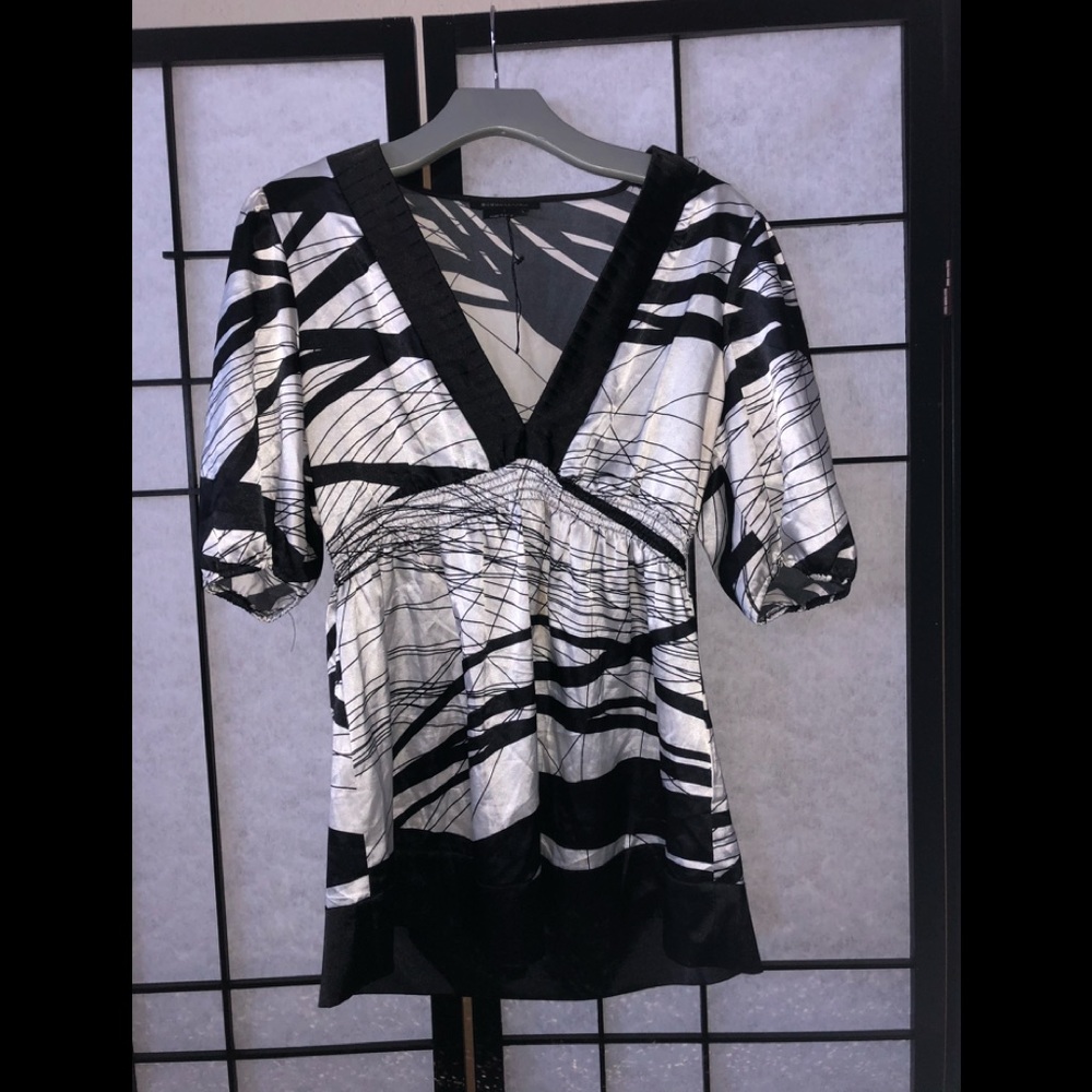 BCBG BLACK AND WHITE KIMONO STYLE TOP